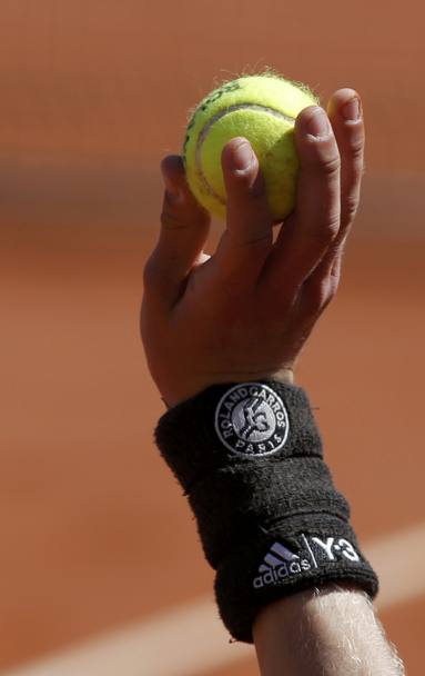 La mano di ragazzino, addetto alla funzione di raccattapalle, pronto al cenno di una delle due tenniste (Action Images)